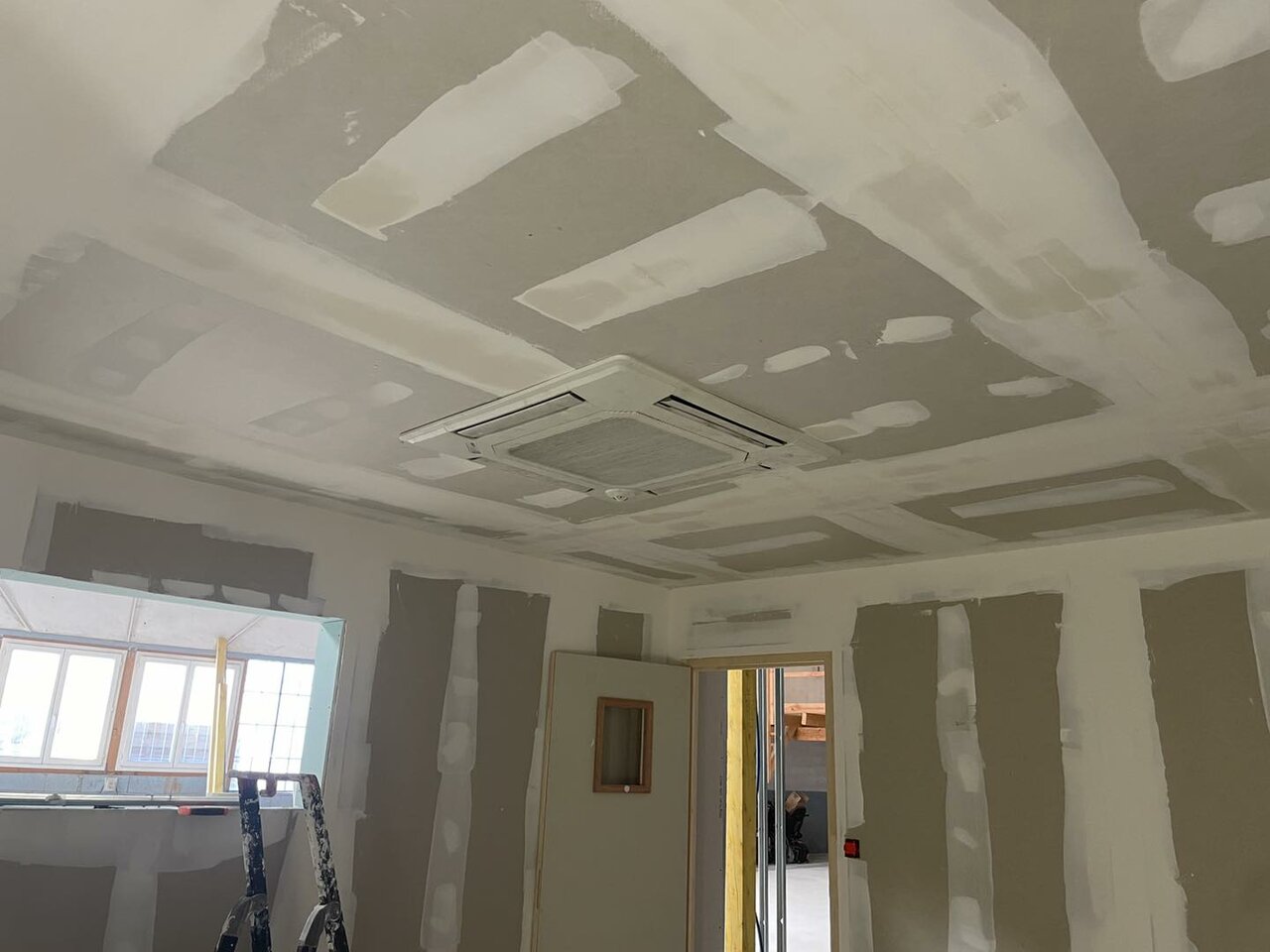 Installation d’une climatisation encastrée dans un plafond. Découpe, création d’un chevêtre et réalisation d’une structure permettant le maintien.